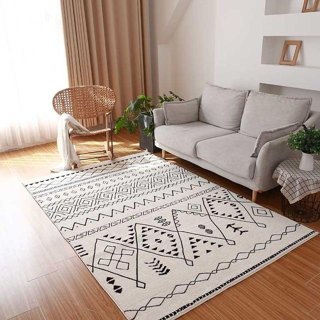 Tappeto berbero con motivi geometrici neri