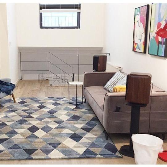 Tappeto soggiorno blu e bianco geometrico