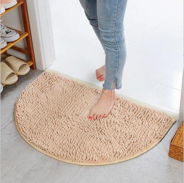 Tappeto da bagno beige a mezzaluna