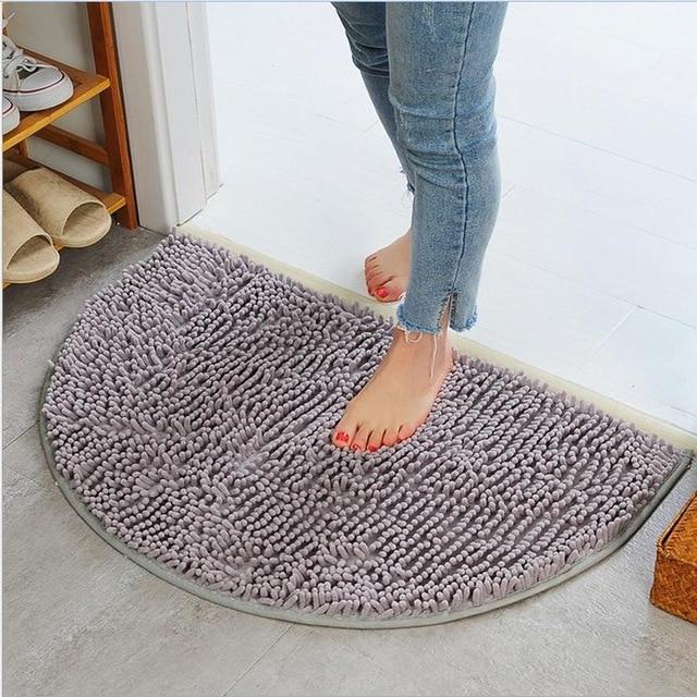Tappeto da bagno grigio a mezzaluna