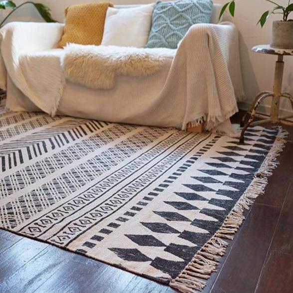 Tappeto kilim etnico sottile bianco e nero